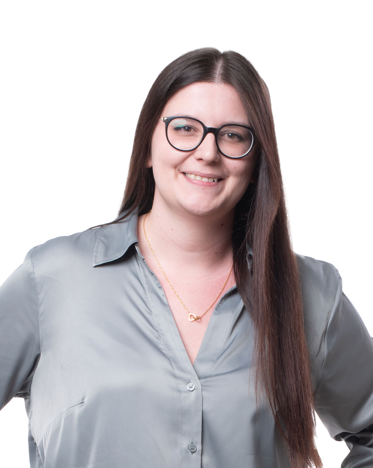 Mitevski-Nicolina25_Portrait1 Ein Portrait einer Dame mit Brille, langen Haaren und einer Bluse