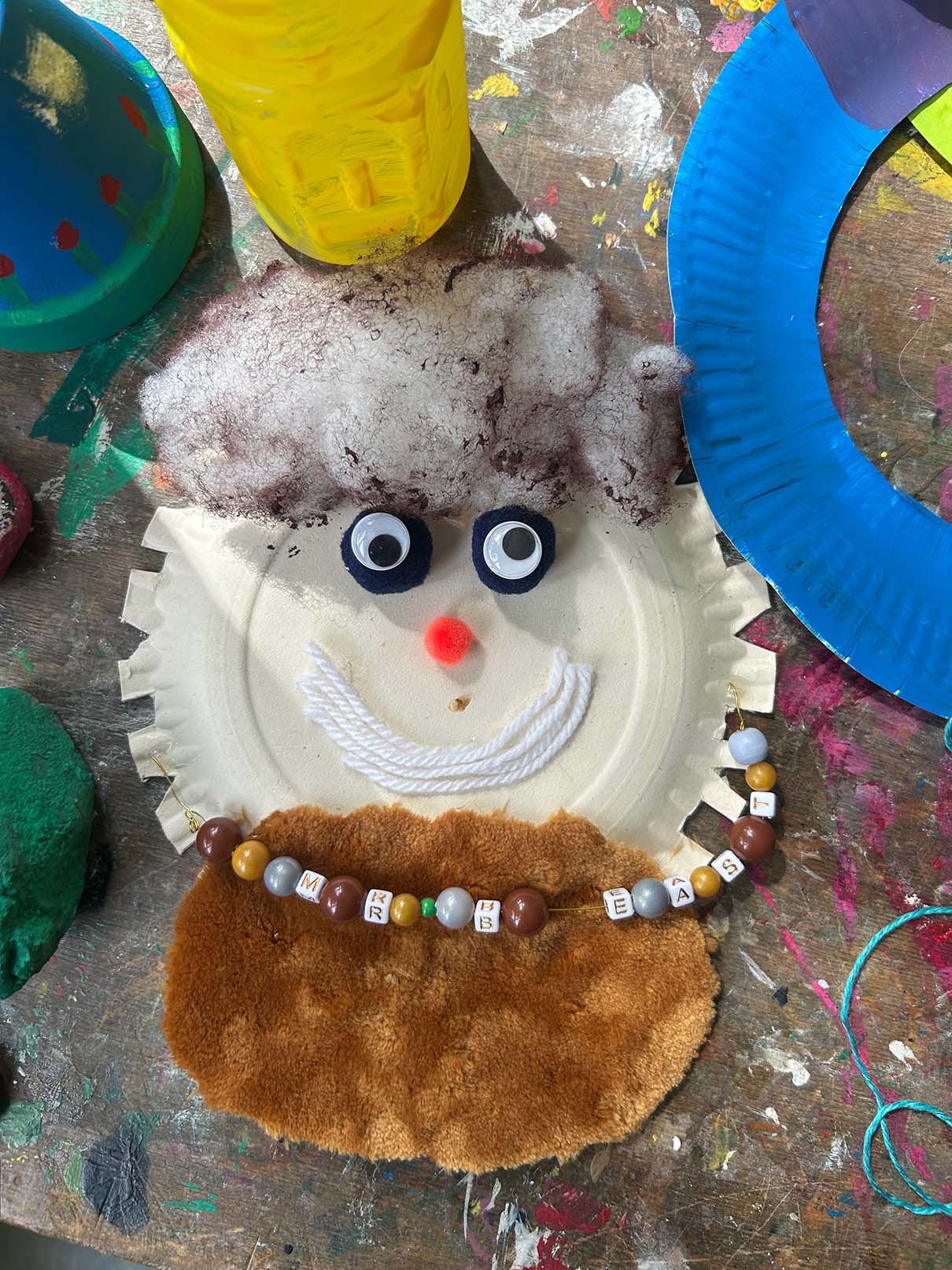 Lustiges Gesicht aus unterschiedlichen Materialien gestaltet