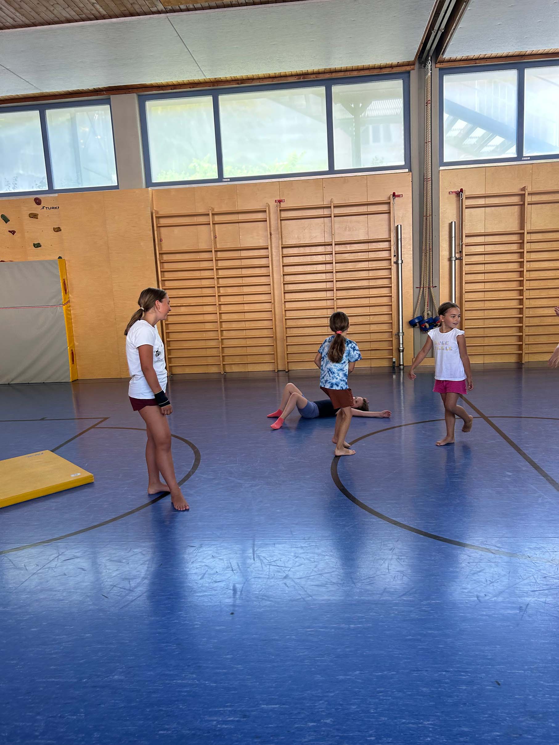 Mehrere Kinder in einem Turnsaal