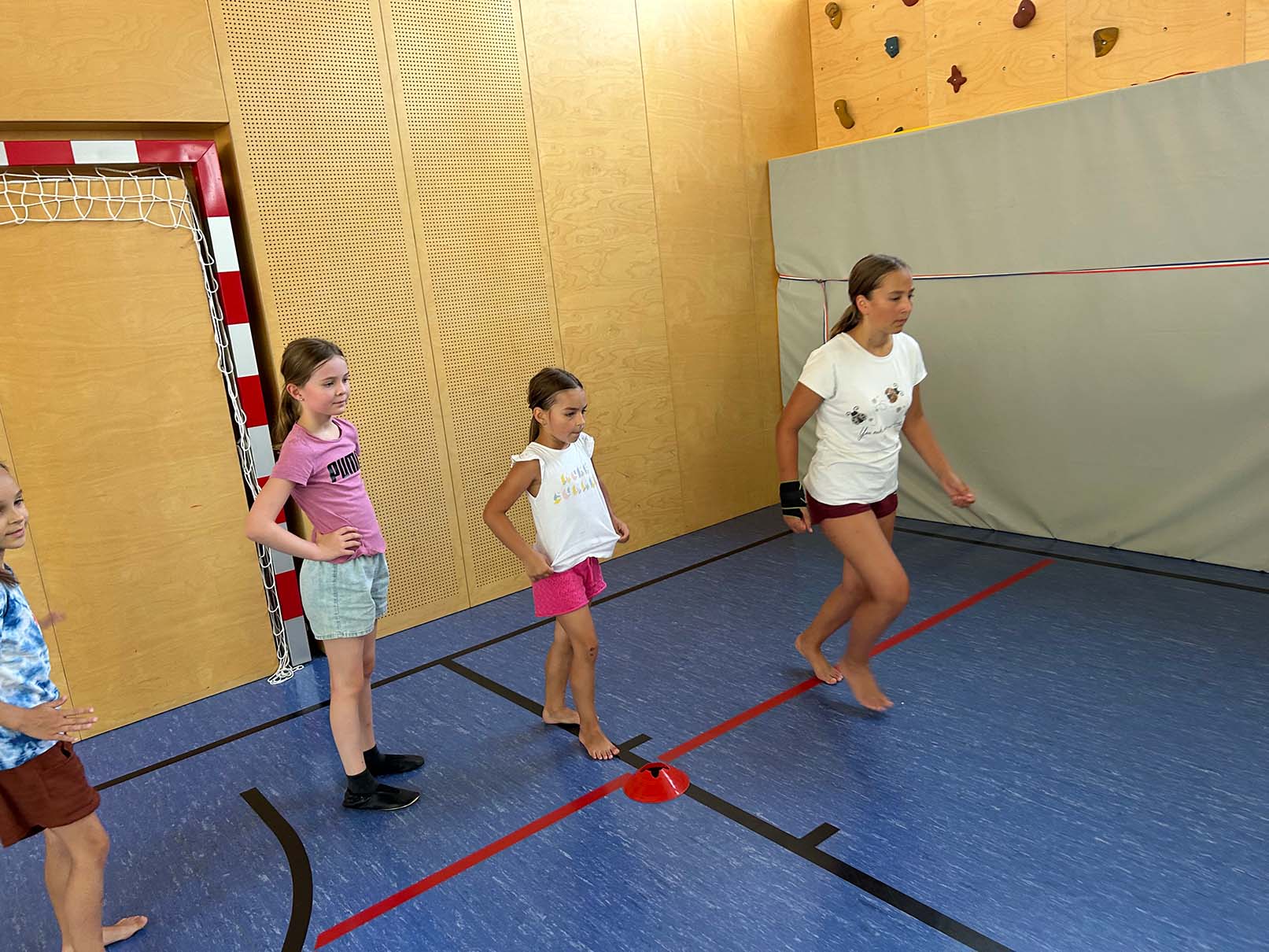 Mehrere Kinder bereiten sich zum laufen vor