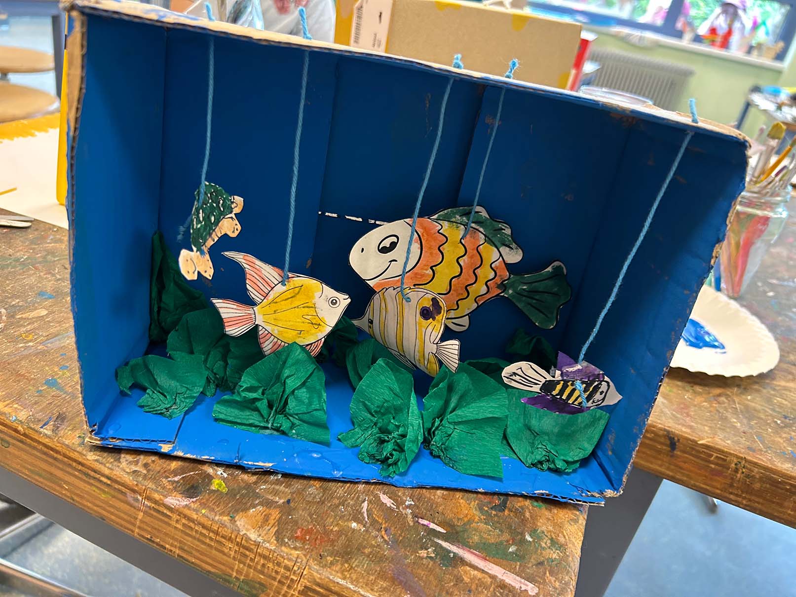 Schukarton als Aquarium mit großen Fischen