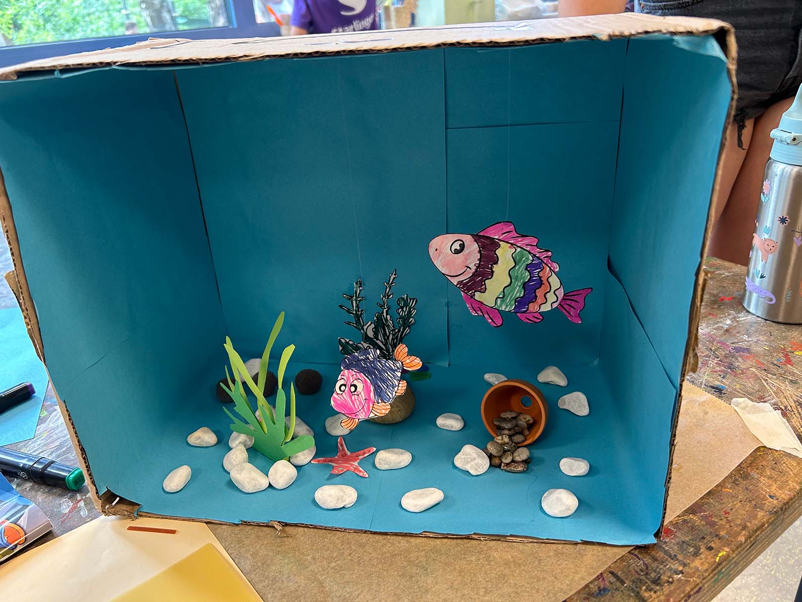 sebstgemachtes Schukarton Aquarium mit rosa Fischen