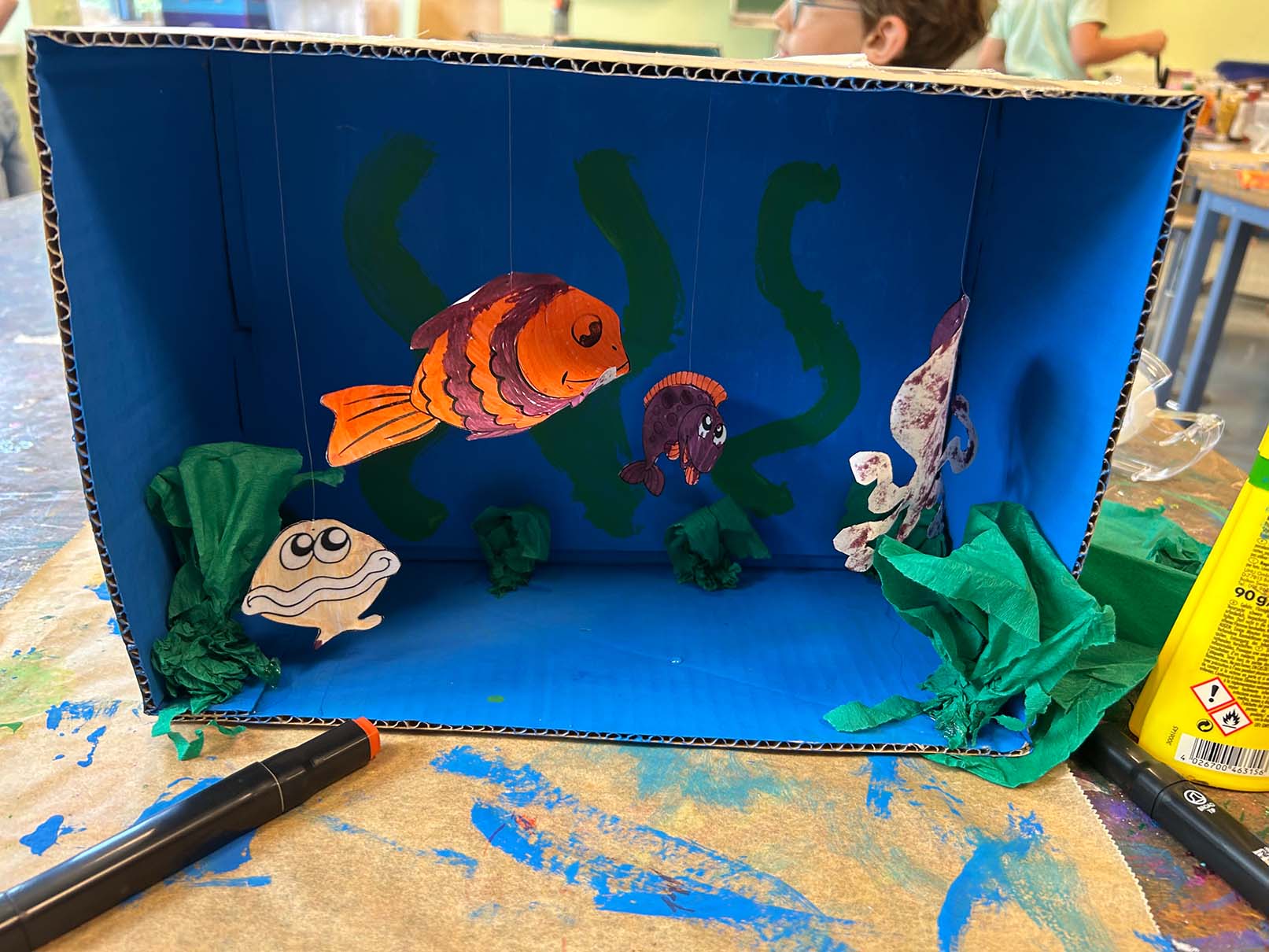 Selbstgemachtes Aquarium aus Schukarton mit Oktopus