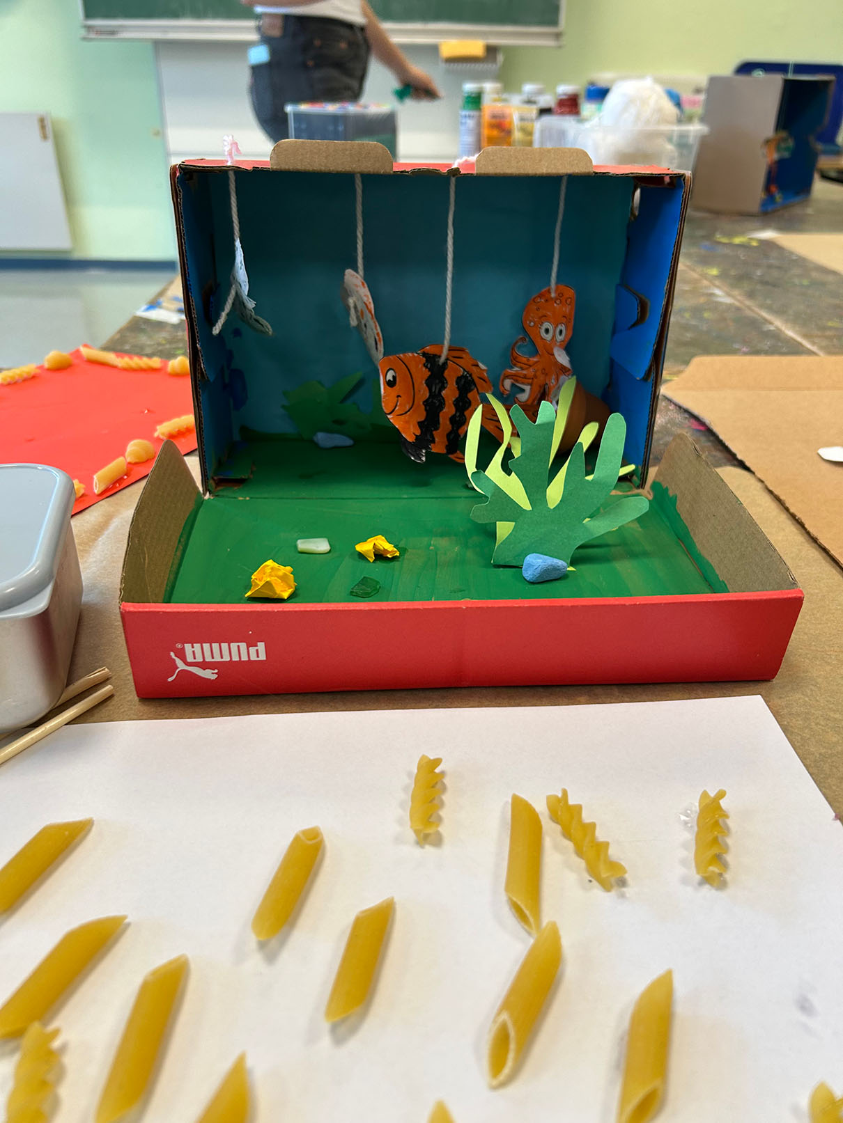 Schukarton als Aquarium mit Korallen