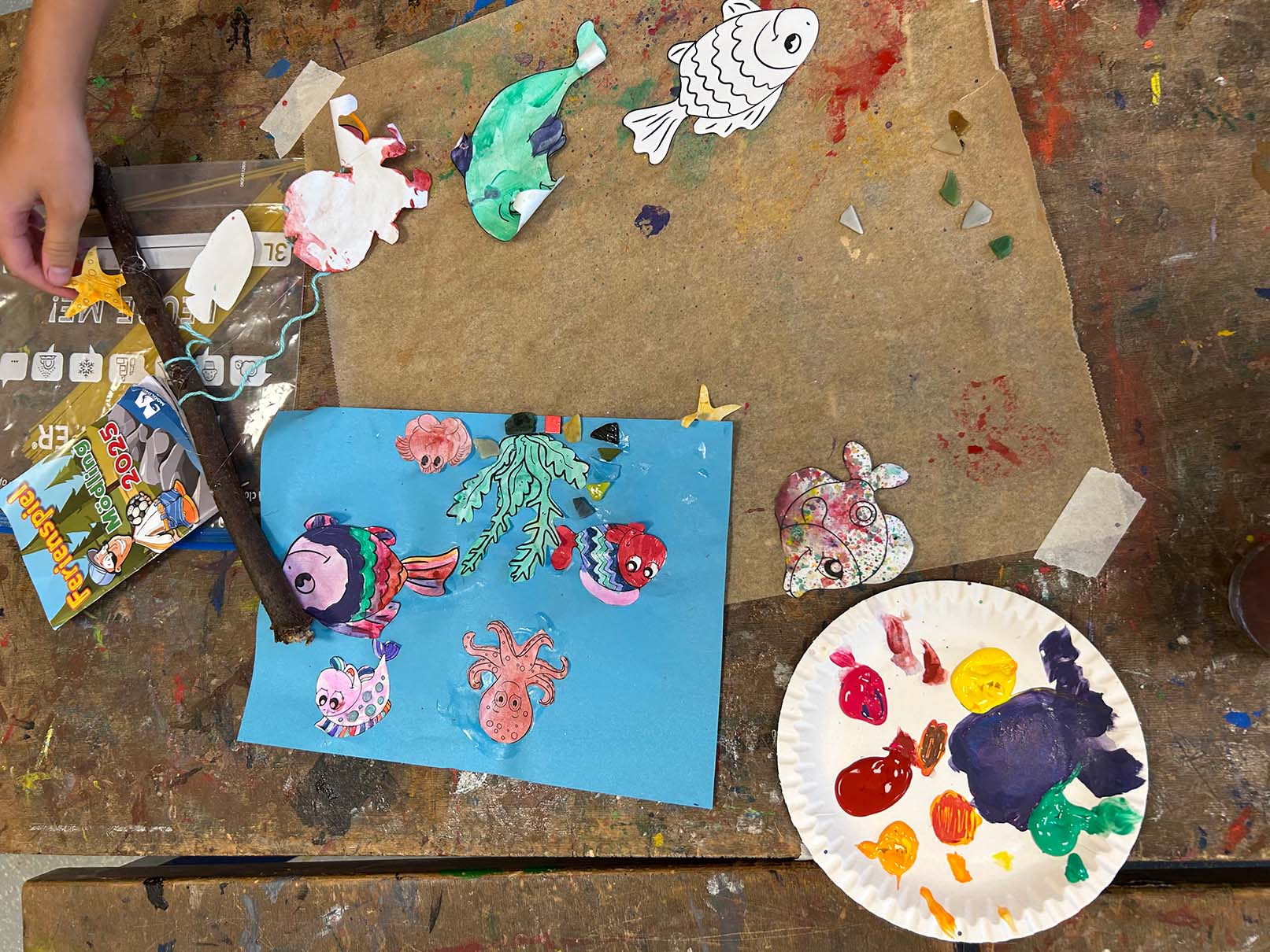 bunte Papierfische auf blauem Hintergrund